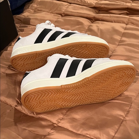 adidas Women's Sneakers White and Black - Picture 4 of 8